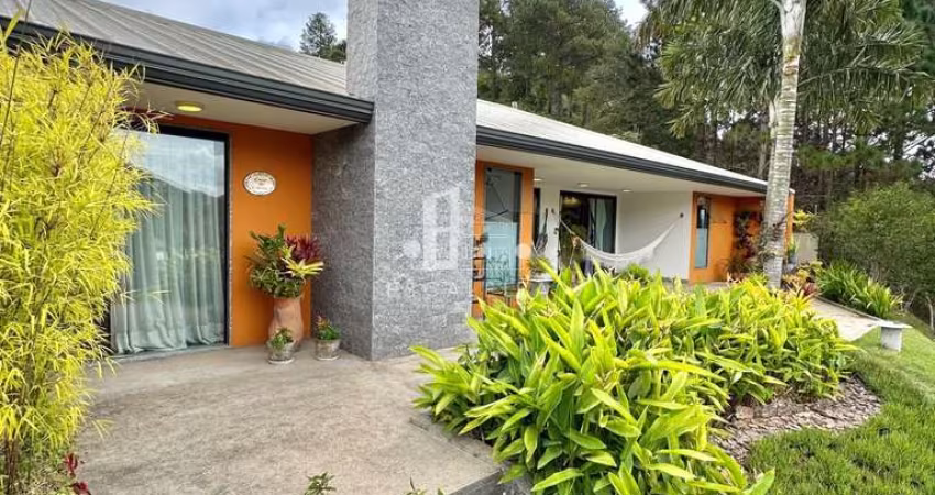 Casa de luxo em condomínio no bairro Albuquerque, Teresópolis-RJ: 4 quartos, 4 suítes, 7 banheiros, 2 vagas, 440m². Venha conferir!