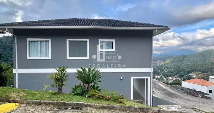 Imperdível oportunidade: Casa recém construída em condomínio de Teresópolis-RJ, 4 quartos, 1 suíte, 3 banheiros, 2 vagas, 164,41m².