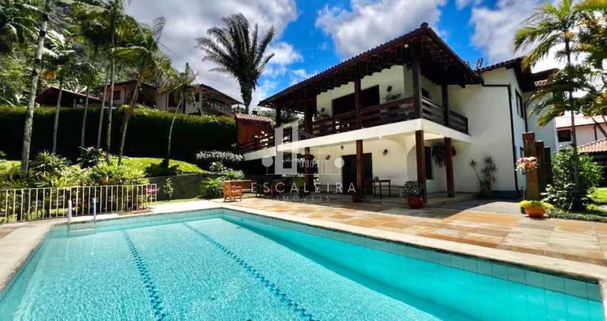 Imponente casa de alto padrão em condomínio exclusivo de Teresópolis - 494m², 6 quartos e 4 suítes!