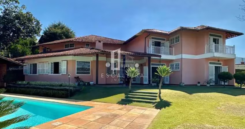 Residência confortável em condomínio exclusivo em teresópolis-rj, 6 quartos, 4 suítes, 4 salas, 9 banheiros, 6 vagas de garagem, 350m².
