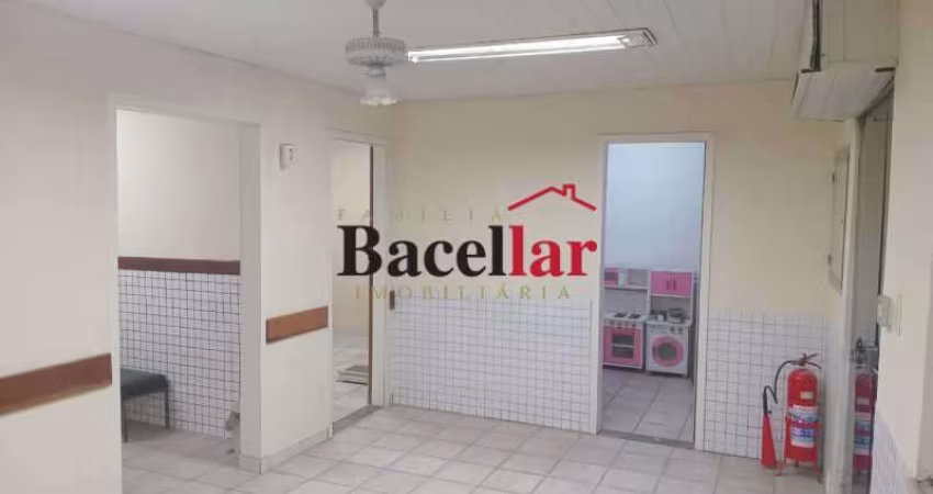 Prédio com 10 salas para alugar na Rua Baltazar Lisboa, Vila Isabel, Rio de Janeiro