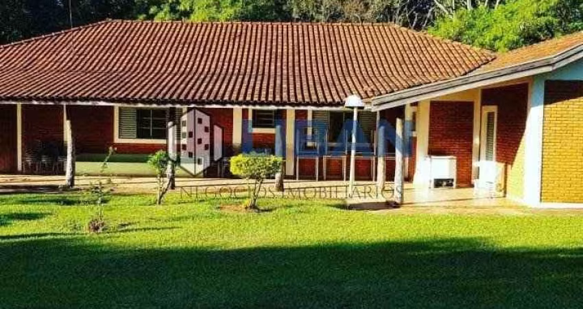 Alugo Chacara para clinica,6 dormitorios ,4 suites ,ar condicionado ,3 piscinas,salão  de festa area de lazer  muito grande