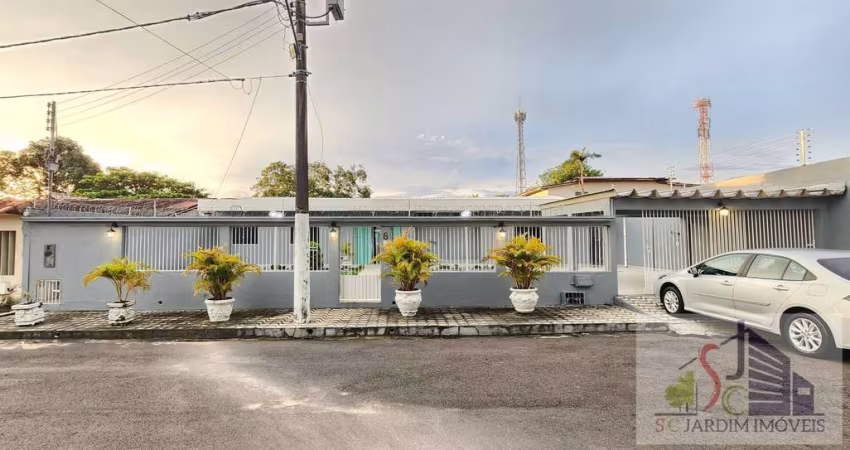 Casa térrea em Conjunto Residencial no Adrianópolis com portaria 24h.