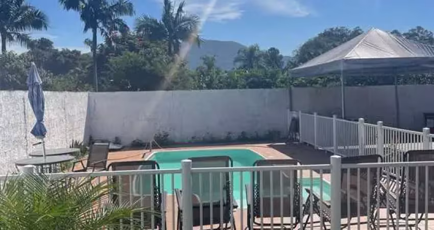 Casa com piscina  - condomínio fechado - sto amaro da imperetriz