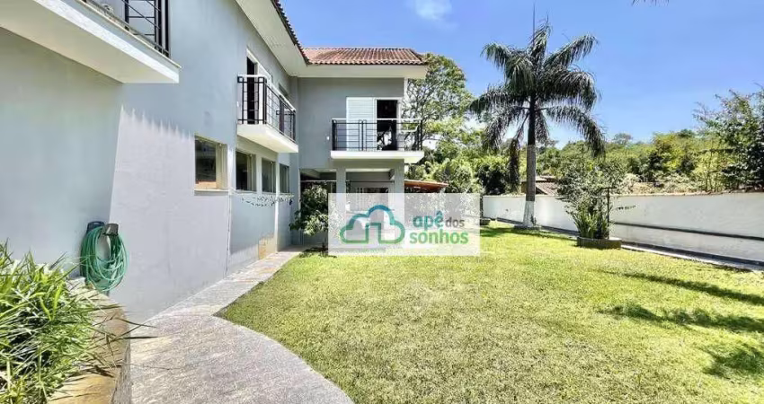 Linda casa em Codnomínio Fechado!