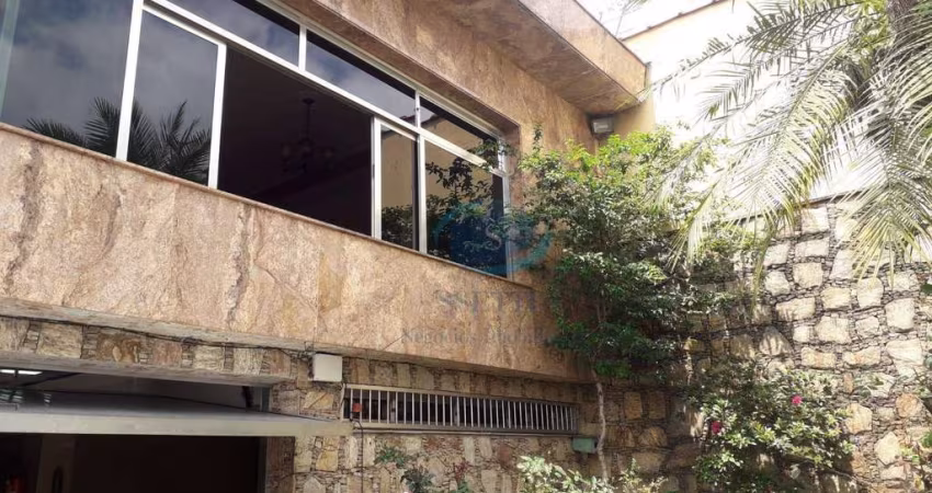Sobrado de 10 X 32 metros,com 7 vagas de garagem,excelente para comercial ou residencial,entrada lateral,salão de festas coberto com churrasqueira.