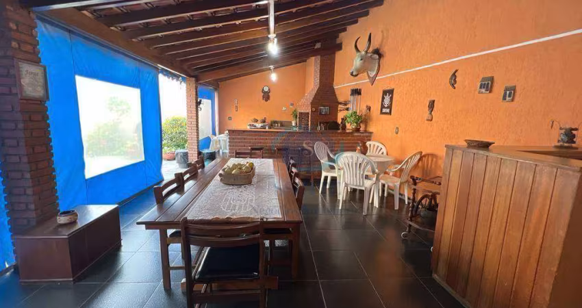 Casa Térrea em ótima localização,com 3 dormitórios,1 suíte,4 vagas,churrasqueira,salão de festas,quintal,aceita permuta por até 50% do valor do imóvel
