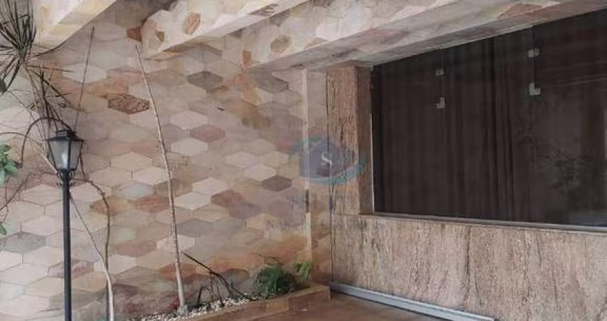 Sobrado em Ótima localização com 3 dormitórios,sala de estar e jantar com piso de madeira,excelente acabamento,2 vagas cobertas,aceita permuta.