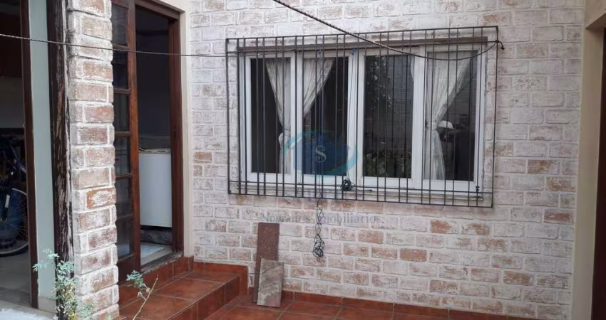 Casa Térrea com 3 dormitórios,1 suíte,em ótimo estado,2 vagass cobertas,entrada lateral,aceita proposta.