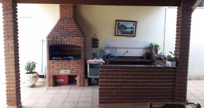 Casa Térrea com 3 dormitórios,sala 2 ambientes,cozinha planejada,2 banheiros,quintal grande com churrasqueira,4 vagas,aceita permuta por apto.