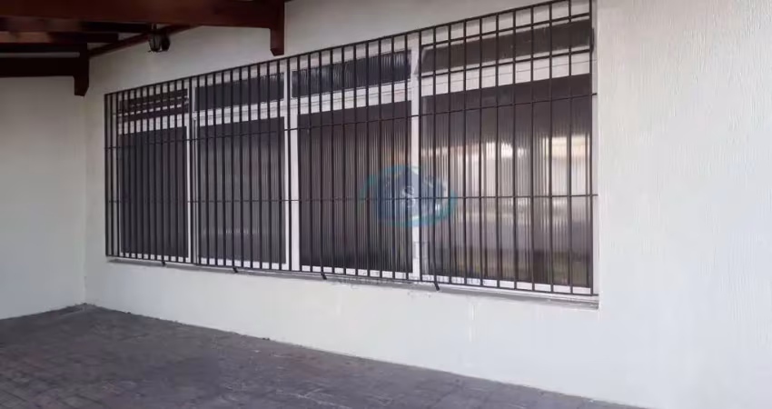 Sobrado com 3 dormitórios,1 suíte,sala grande com 2 ambientes e piso de madeira,cozinha e copa,6 vagas de garagem,quarto de empregada,aceita proposta.