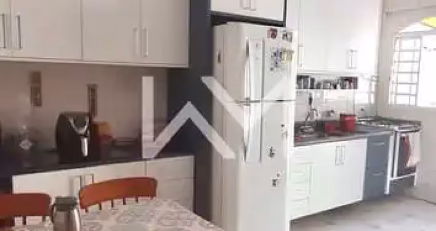 Excelente Sobrado à venda com 3 dormitórios, 2 banheiros, 2 vagas de garagem, 163m², Jardim Aida, G