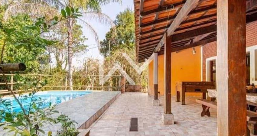 Chácara à venda com 1.300m² de área, com piscina, churrasqueira, lareira e documentação para financ