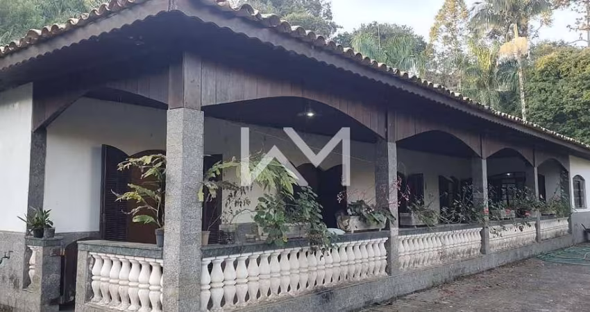 Chácara para venda com 7.000 m², 4 dormitórios e com pomar em Chácaras Copaco - Arujá, SP