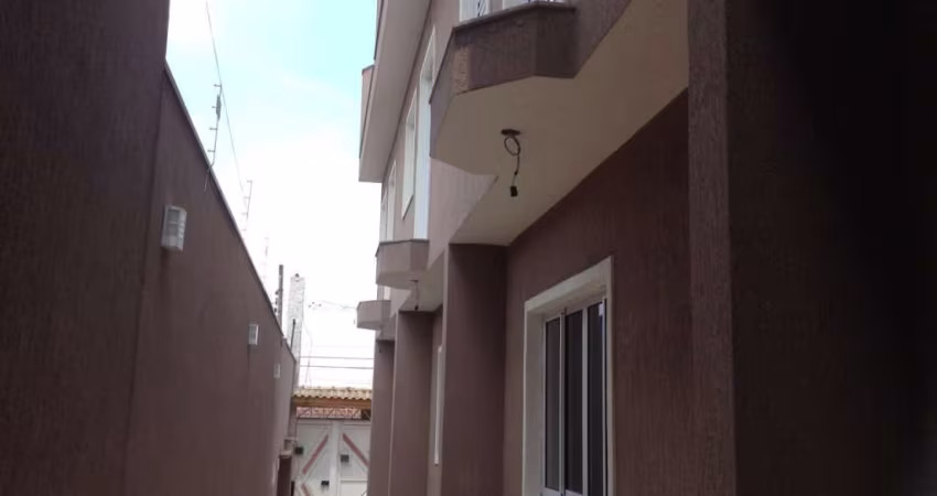 Sobrado de alto padrão no Jardim São Carlos: 3 quartos, 1 suíte, 2 salas, 2 banheiros, 1 vaga, 120m². Confira!