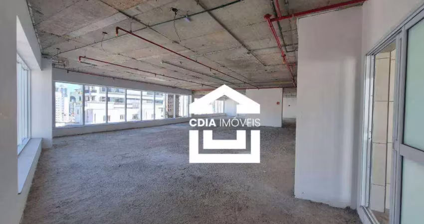 Conjunto comercial em vão livre com 467 m², 6 banheiros e 8 vagas de garagem, localizado em pinheiros.