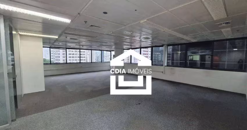 Conjunto comercial para locação com 6 salas, 5 banheiros e 8 vagas de garagem, localizado na bela vista.