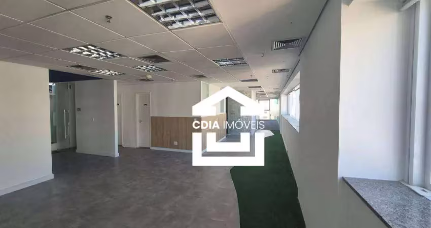 Conjunto comercial para locação com 6 salas, 4 banheiros e 8 vagas de garagem, localizado em pinheiros.