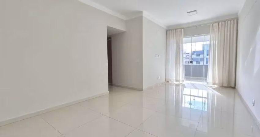 Apartamento com três quartos, sendo uma suíte com sacada e armários planejados.