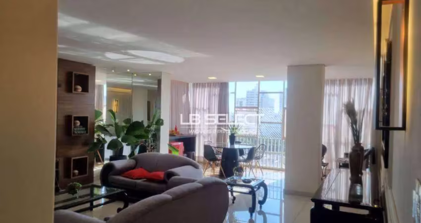 Apartamento no bairro Centro com quatro quartos, duas suítes e duas vagas de garagem.