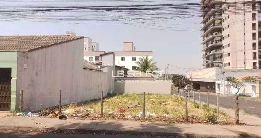 Terreno de esquina no bairro santa mônica com 260 metros quadrados.
