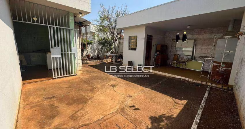 Casa no bairro Nossa Senhora Aparecida com quatro quartos e três vagas de garagem.