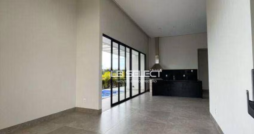 Casa em condomínio fechado com quatro suítes, sala em dois ambientes, piscina e garagem para três carros.