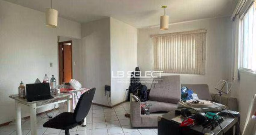 Apartamento com três quartos sendo uma suíte, sala em dois ambientes, banheiro social e garagem para um carro.