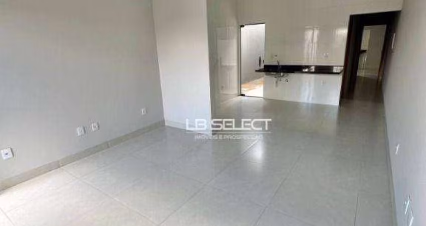 Casa no bairro Shopping Park com dois quartos, uma suíte e três vagas de garagem.