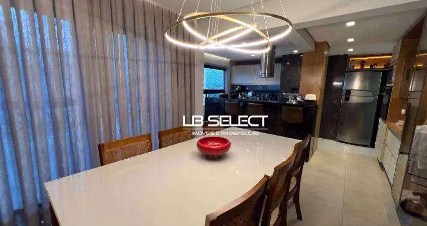 Apartamento com três quartos, cozinha gourmet com churrasqueira à carvão e duas vagas livres de garagem.