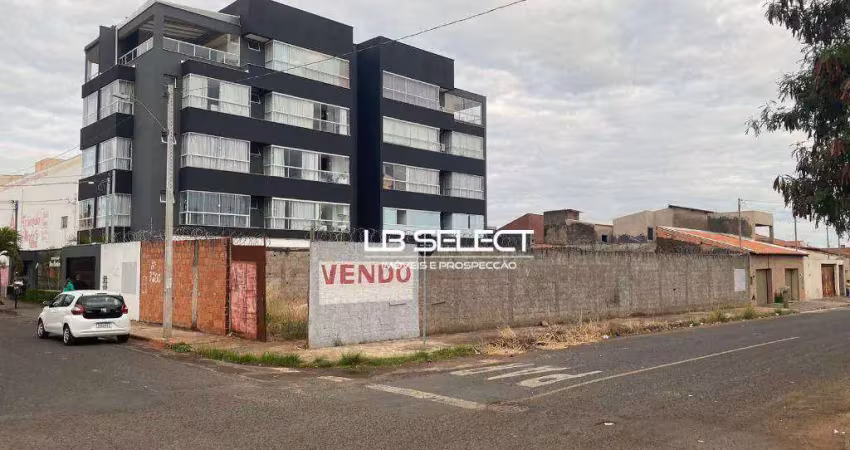 Terreno de esquina no bairro santa mônica com 450 metros quadrados.