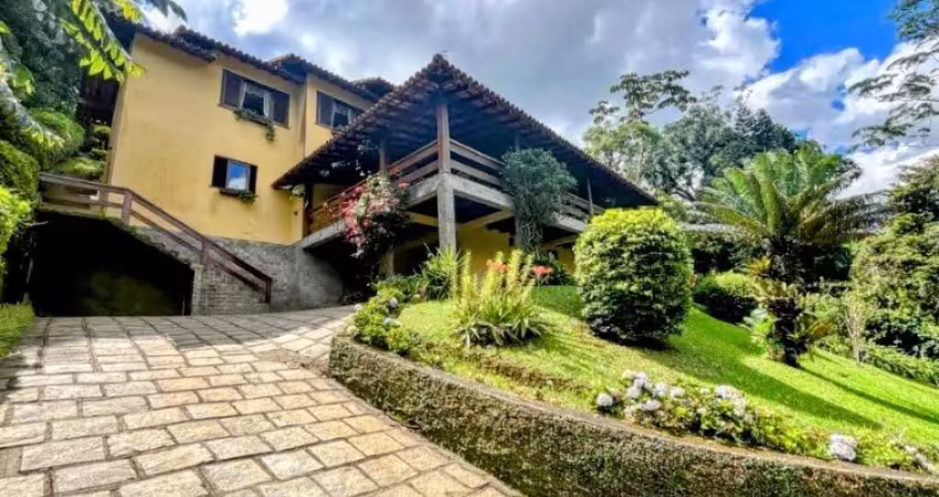 Casa em estilo rústico na Granja Comary, Teresópolis, com vista panorâmica para o Lago Comary e a CBF