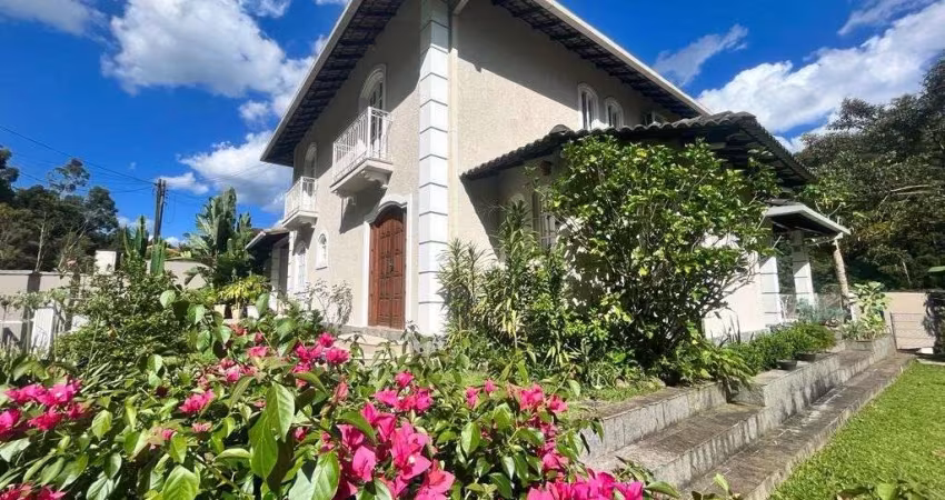 Casa Duplex em Condomínio: Segurança e Conforto a Minutos do Centro!