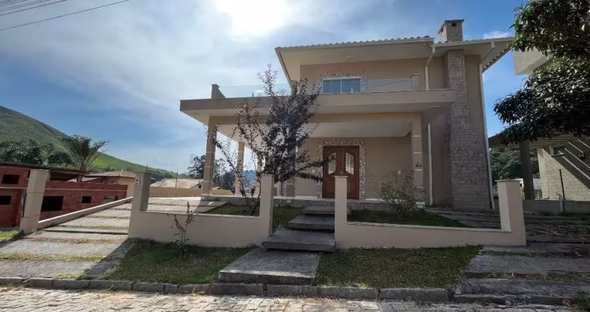 Casa em condomínio à venda no bairro Vargem Grande, Teresópolis- RJ