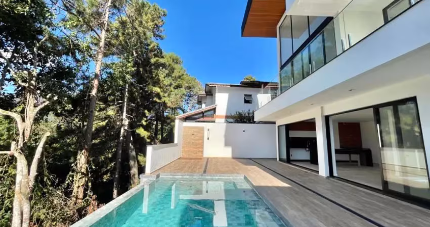Impecável Casa em Condomínio: 4 Quartos, 4 Suítes, 3 Salas, 7 Banheiros, 4 Vagas - Várzea, Teresópolis-RJ