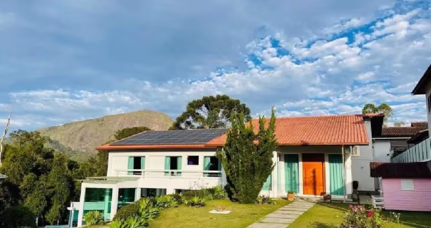 Casa em condomínio com quatro quartos em condomínio alto padrão.