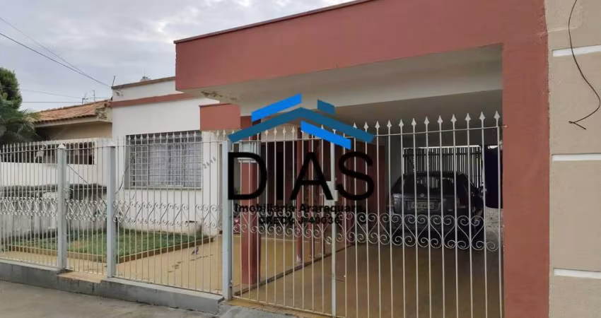 CENTRO CASA AMPLA COM TRÊS DORMITÓRIOS MAIS EDÍCULA EXCELENTE LOCALIZAÇÃO