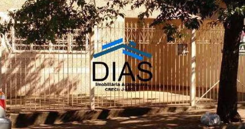 JARDIM BRASIL CASA COM TRÊS DORMITÓRIOS E QUINTAL AMPLO 300M