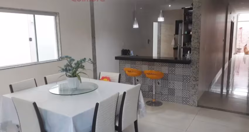Casa baixa no bairro grã duquesa ótima localização.  casa com 4 quartos sendo 1 suíte, sala ampla conjugada com copa, cozinha planejada, área de serviço, banheiro social e garagem para 3 carros.   aca
