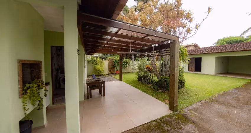 Casa em amplo terreno a 500m da praia do Campeche em Florianópolis