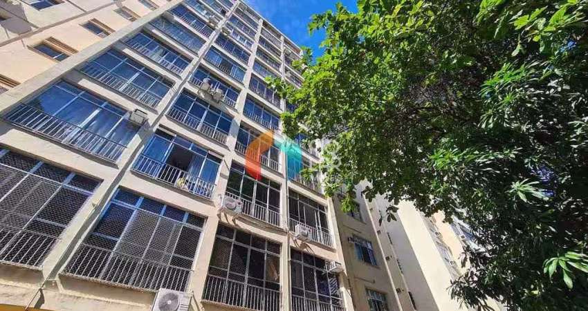 Apartamento à Venda em Botafogo, Quarto e Sala Original, Banheiro Amplo, Cozinha cabe fogão e gelad
