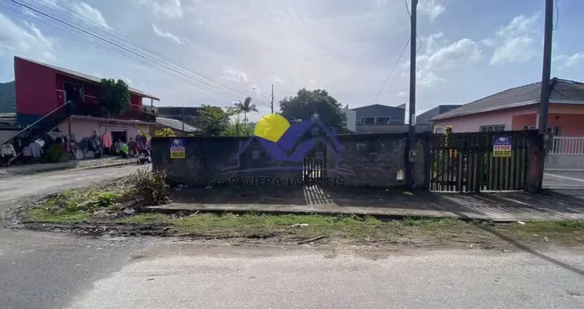 Casa à venda na Avenida Paranaguá, Tabuleiro, Matinhos