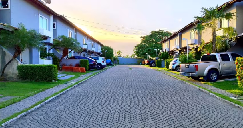 ALUGO casa duplex em condomínio, 3 quartos, amplo jardim em condomínio com piscina.