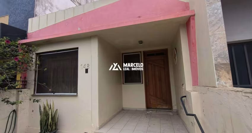 Alugo casa mobiliada de 2/4 com quintal, porém sem garagem na região central da