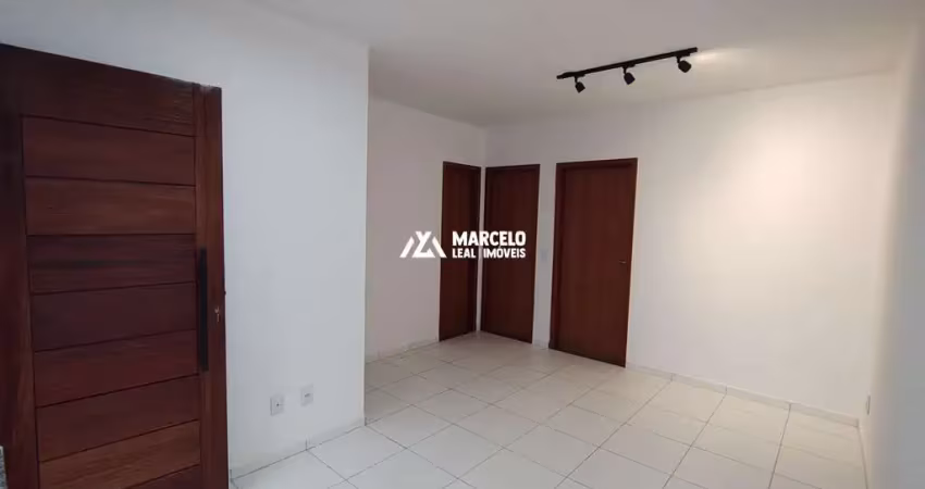 Vendo casa de 2/4 sendo 01 suíte com amplo quintal, armário e nichos planejados