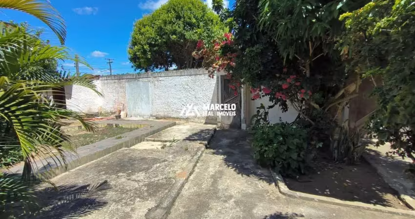 Vendo casa com vários comodos de uso Residencial/Comercial na divida dos BAirros