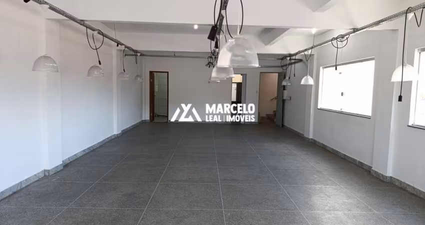Alugo, andar inteiro de aproximadamente 80 m² com banheiro privativo e vagas de