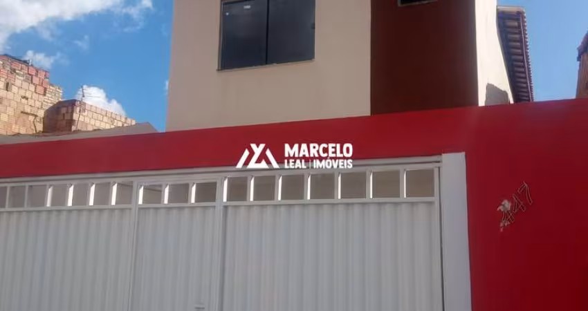 Alugo Casa tipo sobrado solto no bairro Jurema com 115m² de área útil, 3 dormitó
