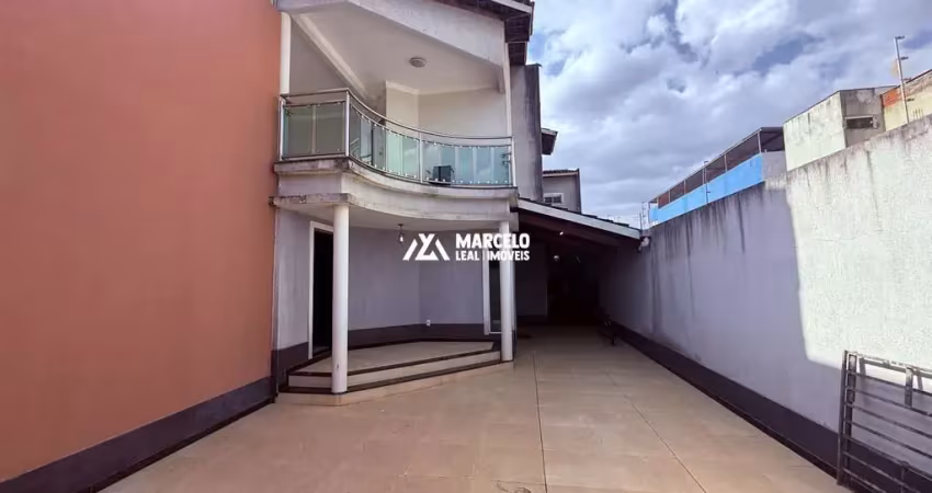 Alugo casa de 5/4 sendo 02 suítes com 03 salas e 03 vagas de uso mixto residenci