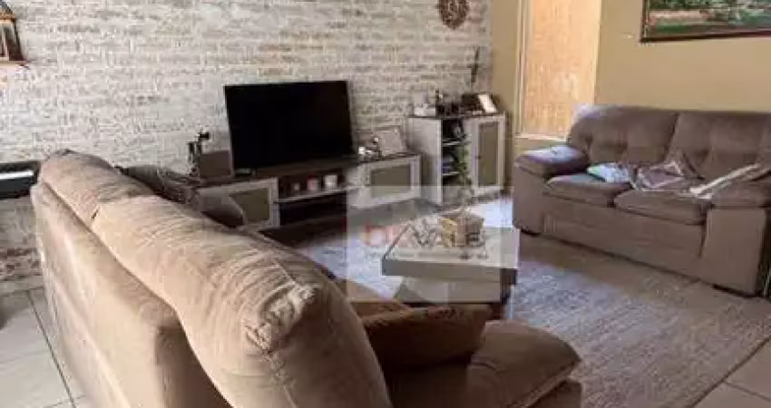 Linda casa com 3 dormitórios e amplo espaço de lazer no village das flores.